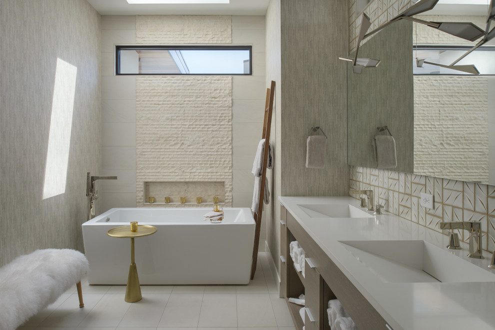 Inspiration för ett funkis vit vitt badrum, med släta luckor, skåp i mellenmörkt trä, ett fristående badkar, vit kakel, vita väggar, ett integrerad handfat och vitt golv