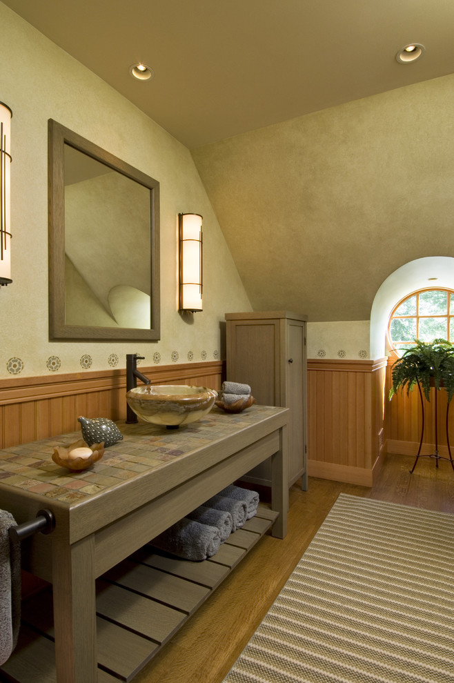 Esempio di una grande stanza da bagno padronale american style con nessun'anta, ante marroni, top piastrellato, piastrelle multicolore e pavimento in legno massello medio