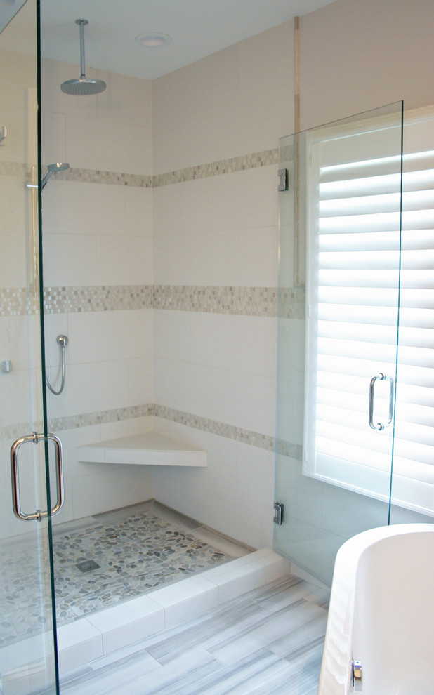 Imagen de cuarto de baño clásico renovado grande con bañera exenta, baldosas y/o azulejos de cerámica, lavabo bajoencimera, baldosas y/o azulejos grises, paredes grises y suelo de baldosas de cerámica