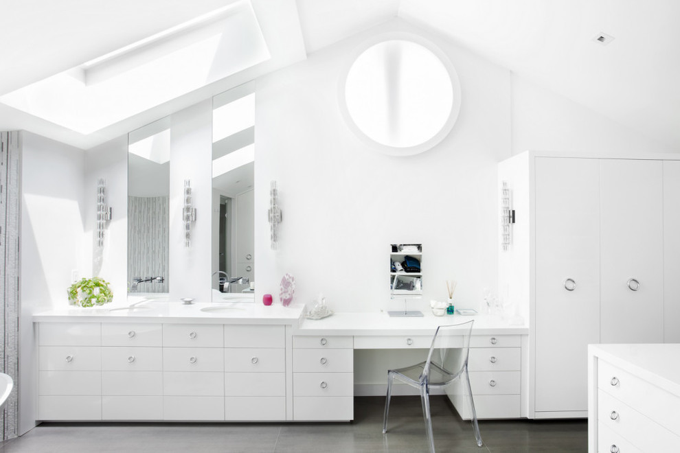 Cette photo montre une salle de bain principale tendance avec un placard à porte plane, des portes de placard blanches, un lavabo encastré et un mur blanc.