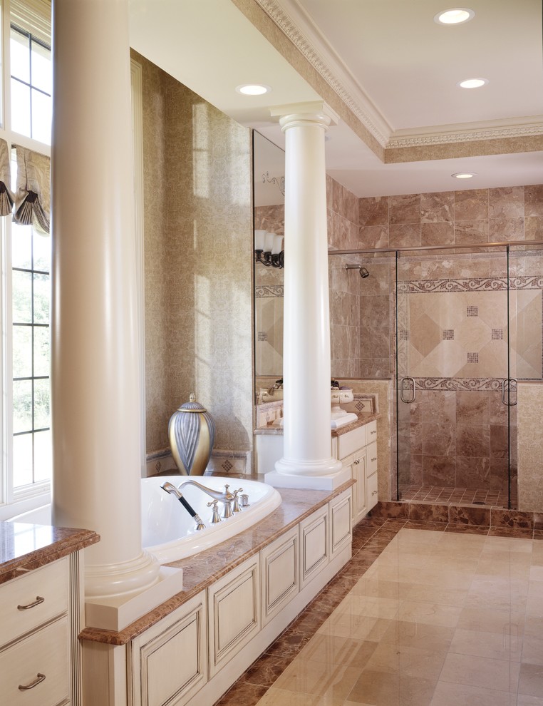На фото: ванная комната в классическом стиле с керамической плиткой и окном