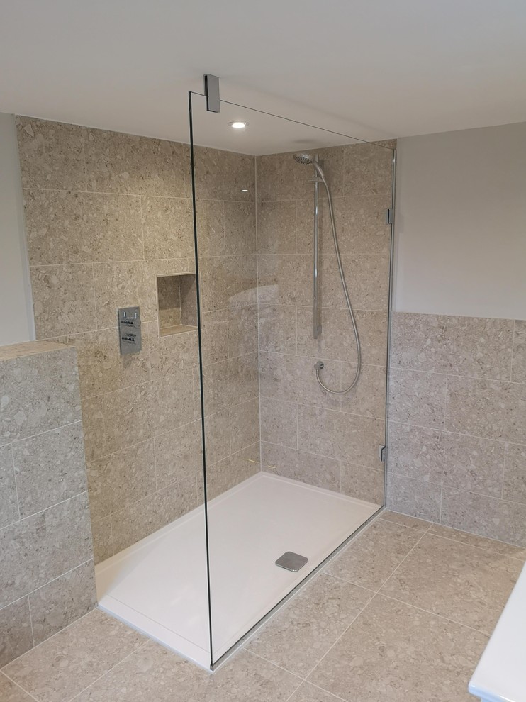 Großes Modernes Badezimmer mit Nasszelle, beigen Fliesen, beiger Wandfarbe, beigem Boden und offener Dusche in Essex