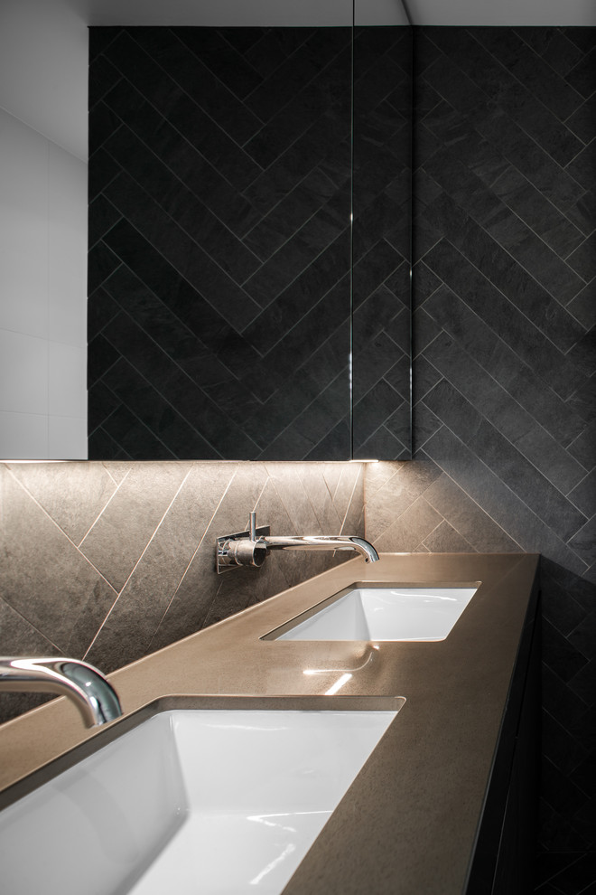 Imagen de cuarto de baño principal contemporáneo con bañera exenta, ducha esquinera, sanitario de una pieza, baldosas y/o azulejos grises, paredes blancas, suelo gris y ducha abierta