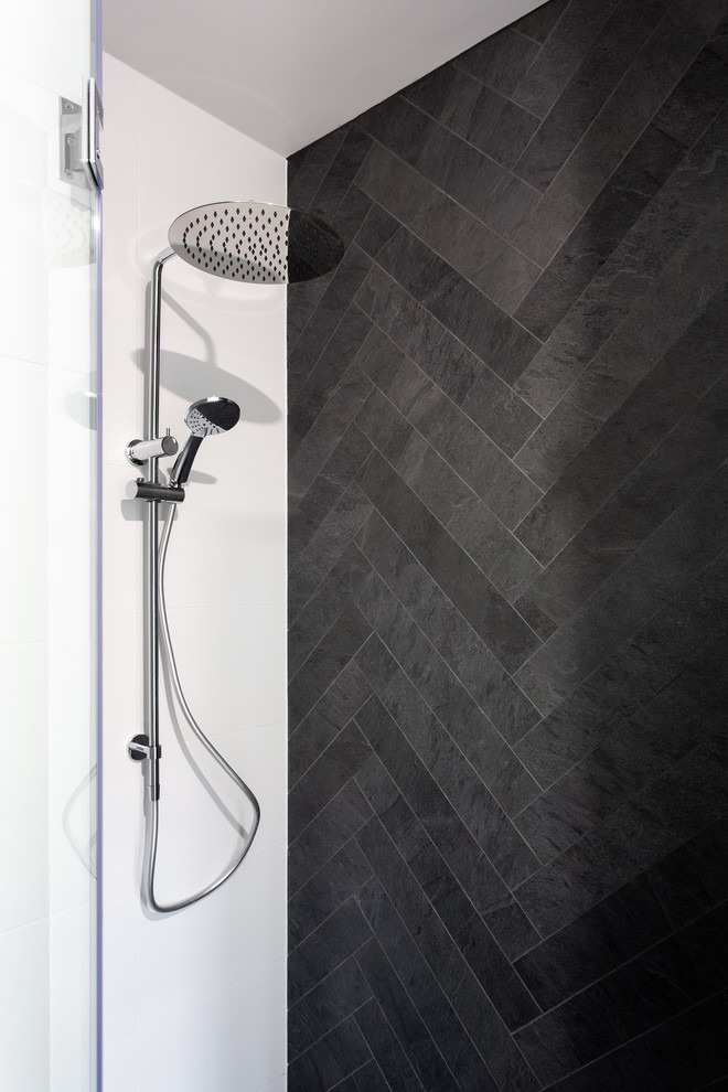 Esempio di una stanza da bagno padronale contemporanea con doccia ad angolo, piastrelle grigie, pareti bianche, pavimento grigio e doccia aperta