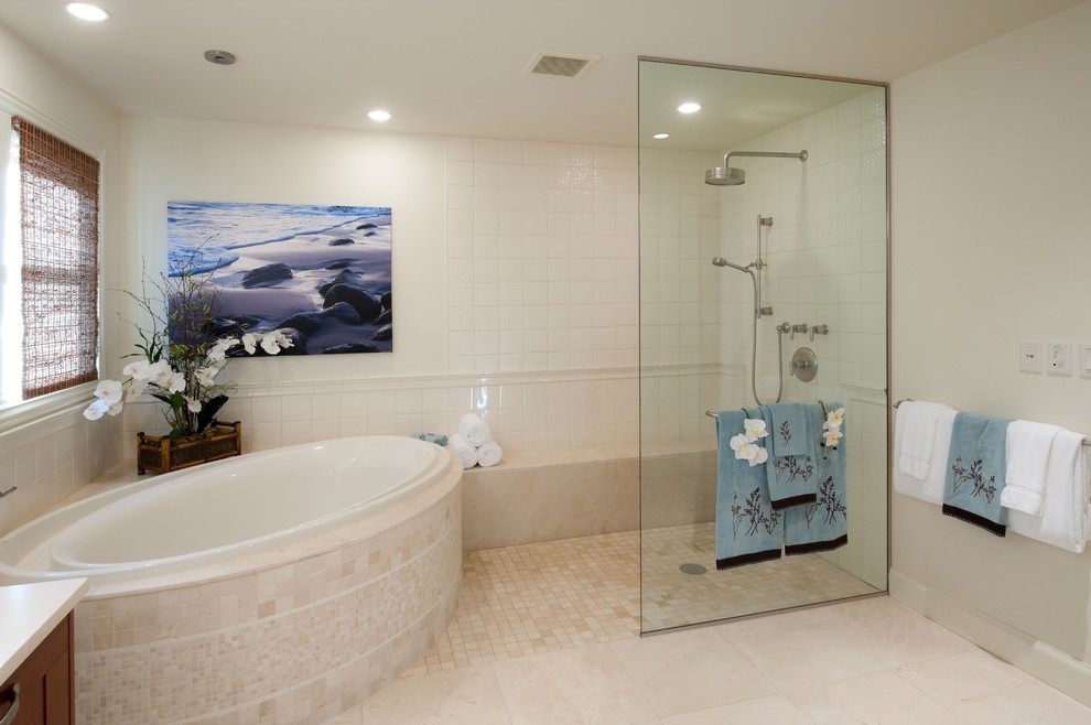 Bild på ett tropiskt en-suite badrum, med skåp i shakerstil, ett platsbyggt badkar, en kantlös dusch, en toalettstol med hel cisternkåpa, beige kakel, stenkakel, beige väggar, kalkstensgolv och ett undermonterad handfat