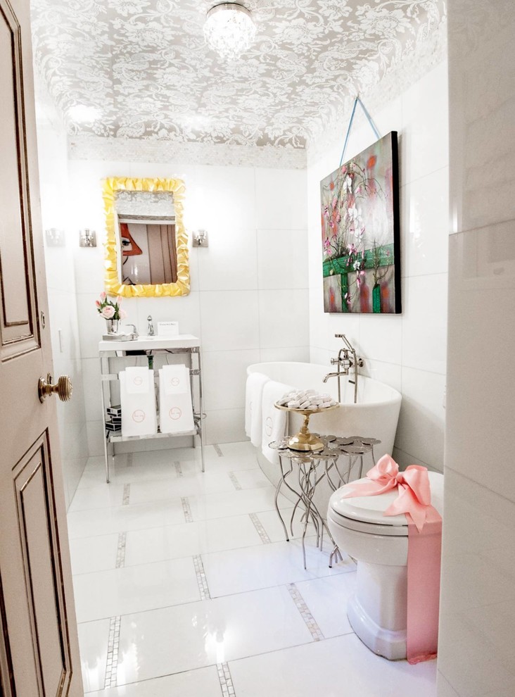 Idéer för små vintage badrum med dusch, med ett konsol handfat, öppna hyllor, marmorbänkskiva, ett fristående badkar, en toalettstol med hel cisternkåpa, vit kakel, keramikplattor, vita väggar och klinkergolv i keramik