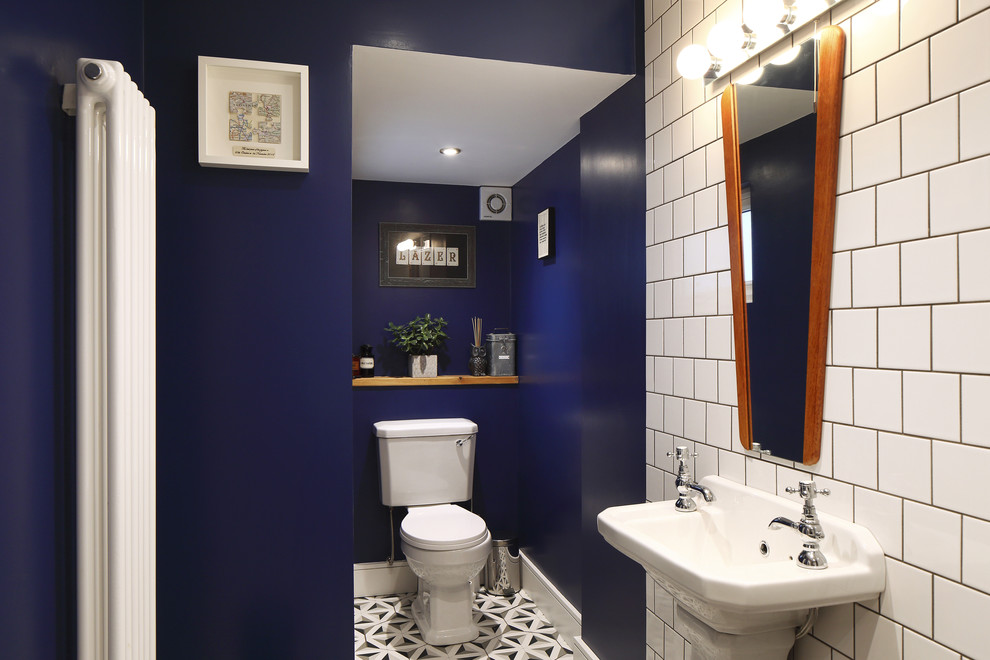 Cette photo montre une petite salle de bain scandinave pour enfant avec une baignoire indépendante, un combiné douche/baignoire, WC à poser, un carrelage blanc, un carrelage métro, un mur bleu, un sol en carrelage de céramique et un lavabo de ferme.