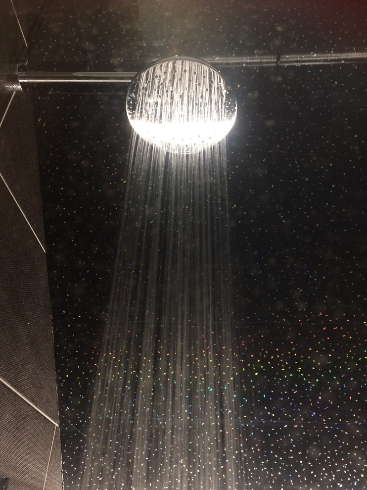 Idee per una stanza da bagno minimal di medie dimensioni con parquet chiaro, zona vasca/doccia separata e pareti nere