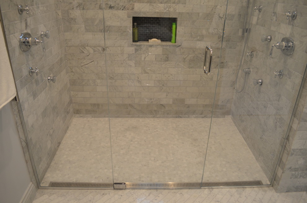 Foto di una stanza da bagno padronale minimal di medie dimensioni con lavabo sottopiano, ante con riquadro incassato, ante nere, top in marmo, doccia doppia, WC a due pezzi, piastrelle grigie, piastrelle diamantate e pavimento in marmo