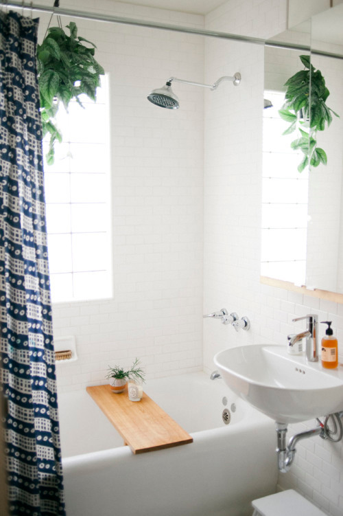 Diseño de cuarto de baño ecléctico pequeño con lavabo suspendido, encimera de madera, baldosas y/o azulejos blancos, paredes blancas y suelo de baldosas de cerámica