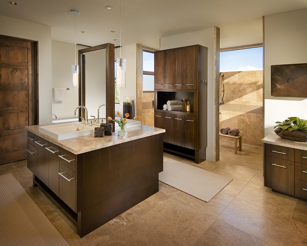 Exempel på ett modernt badrum, med släta luckor, skåp i mörkt trä, en öppen dusch, med dusch som är öppen och travertinkakel