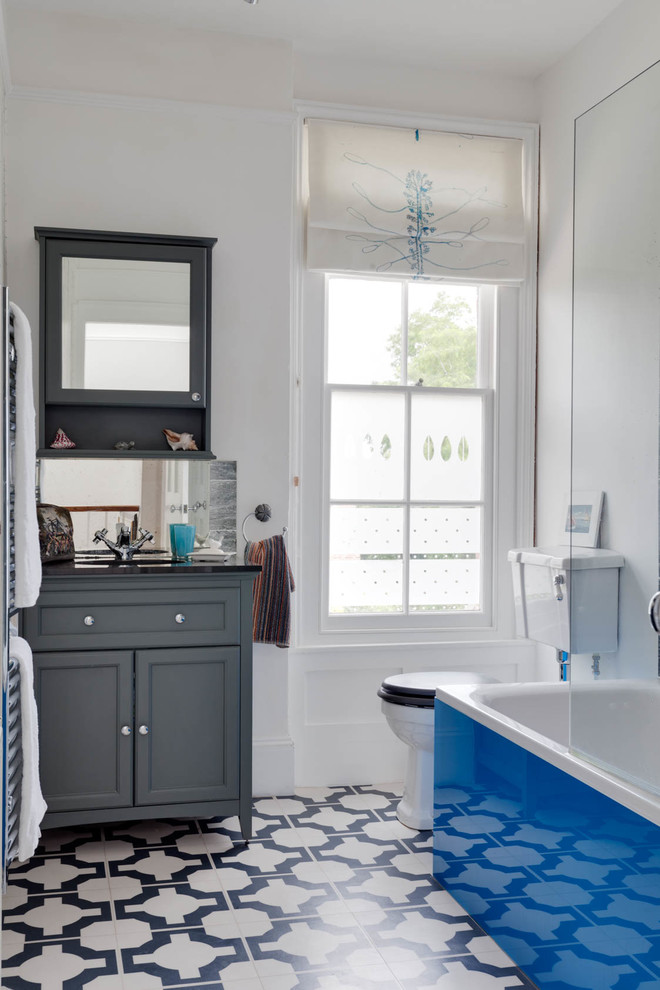 Idéer för vintage badrum, med luckor med infälld panel, grå skåp, en toalettstol med separat cisternkåpa, vita väggar och blått golv