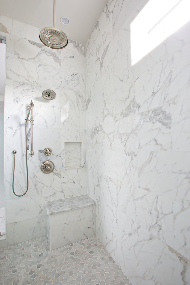 Klassisk inredning av ett en-suite badrum, med luckor med upphöjd panel, vita skåp, ett fristående badkar, en dusch i en alkov, grå kakel, vit kakel, stenkakel, grå väggar, marmorgolv och marmorbänkskiva