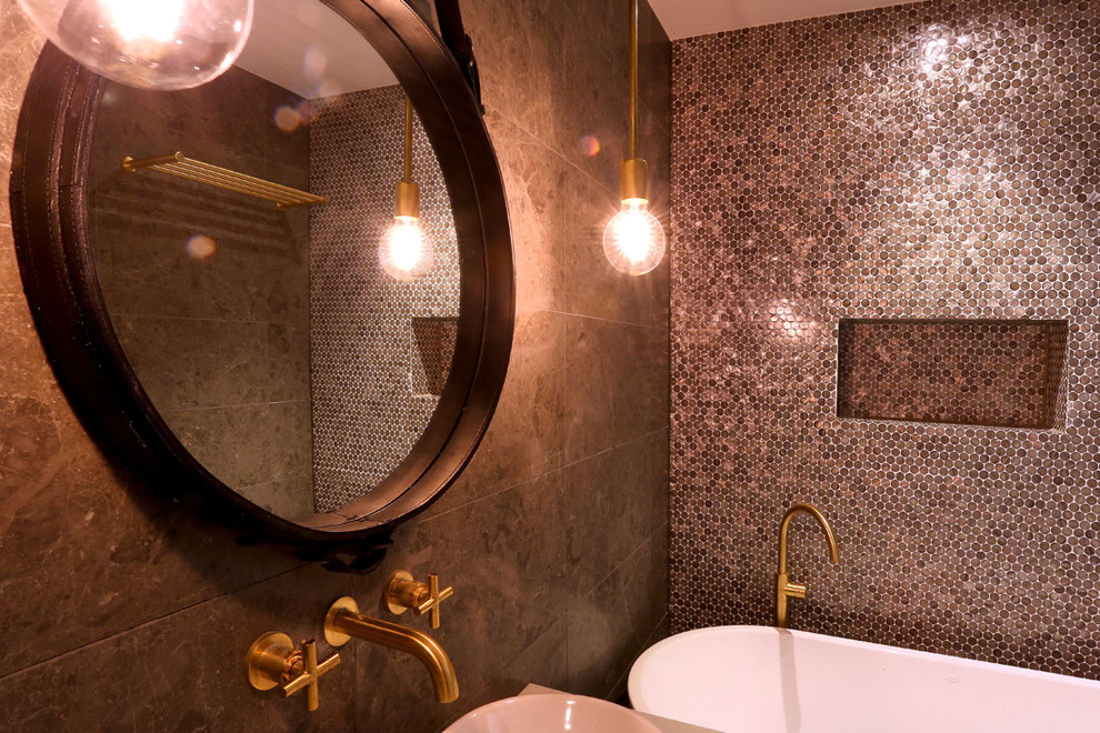 Aménagement d'une petite salle de bain contemporaine avec une baignoire indépendante, des dalles de pierre, un sol en marbre, une vasque et un plan de toilette en marbre.
