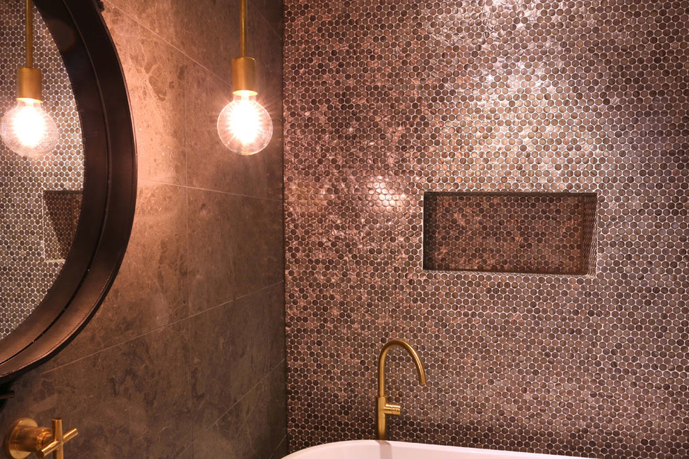 Foto på ett litet funkis badrum, med ett fristående badkar, stenhäll, marmorgolv, ett fristående handfat och marmorbänkskiva