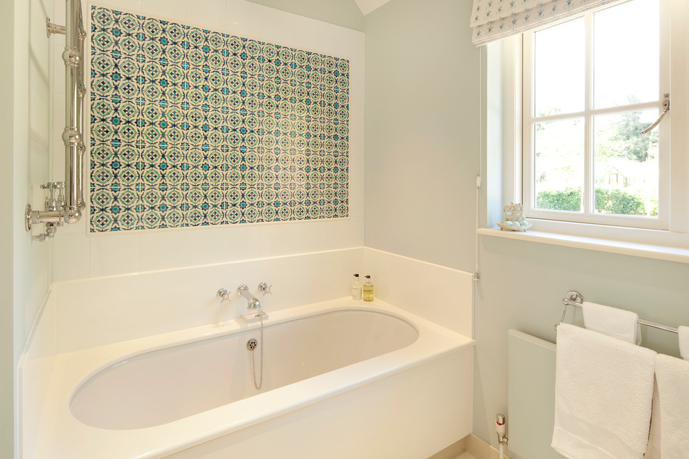 Пример оригинального дизайна: ванная комната в классическом стиле с полновстраиваемой ванной и зеленой плиткой