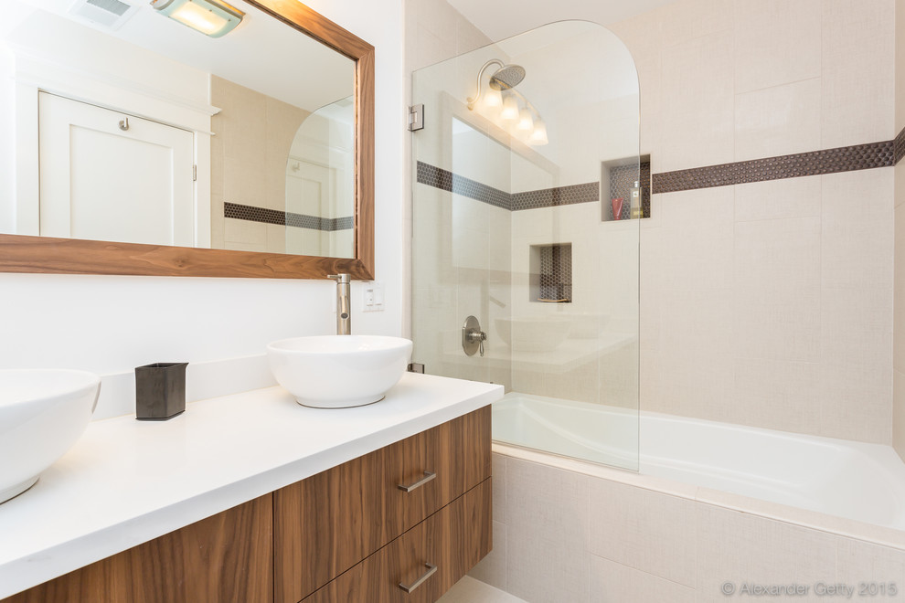 Ejemplo de cuarto de baño principal minimalista pequeño con lavabo sobreencimera, armarios con paneles lisos, puertas de armario de madera oscura, bañera encastrada, sanitario de una pieza y paredes blancas