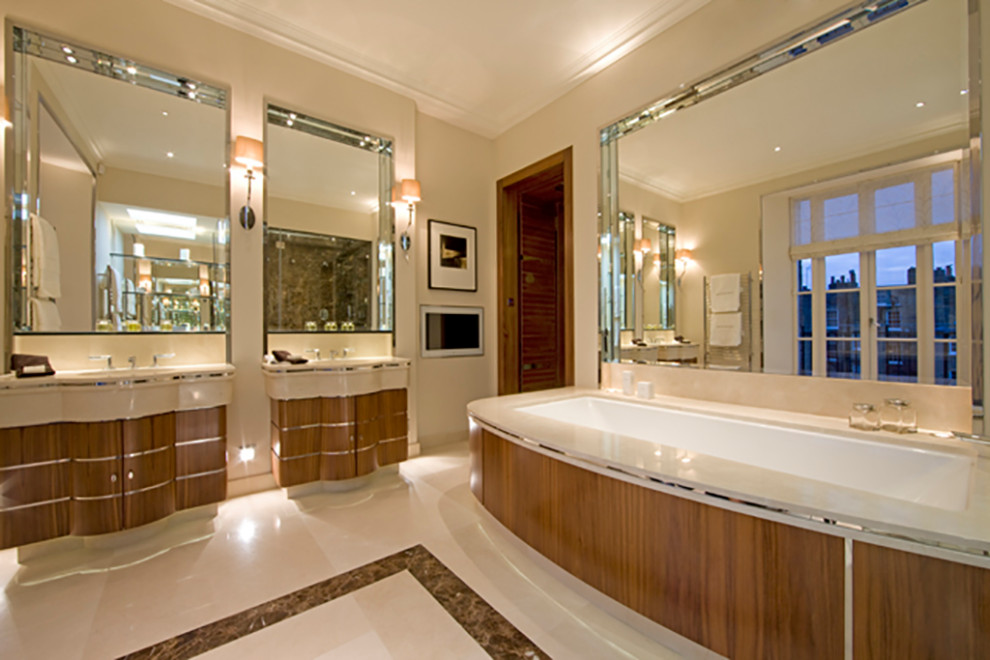 Modern inredning av ett stort beige beige en-suite badrum, med släta luckor, bruna skåp, ett undermonterat badkar, beige kakel, marmorkakel, beige väggar, marmorgolv, ett undermonterad handfat, marmorbänkskiva och beiget golv