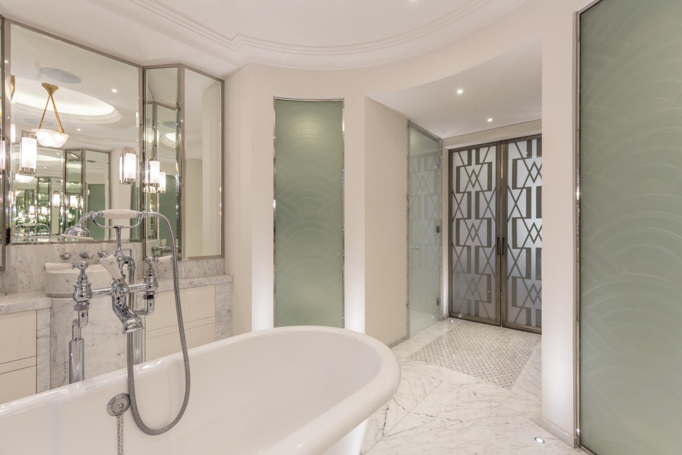 Idéer för att renovera ett mellanstort eklektiskt grå grått en-suite badrum, med släta luckor, vita skåp, ett fristående badkar, en dusch i en alkov, en vägghängd toalettstol, grå kakel, marmorkakel, vita väggar, marmorgolv, ett fristående handfat, marmorbänkskiva, grått golv och dusch med gångjärnsdörr