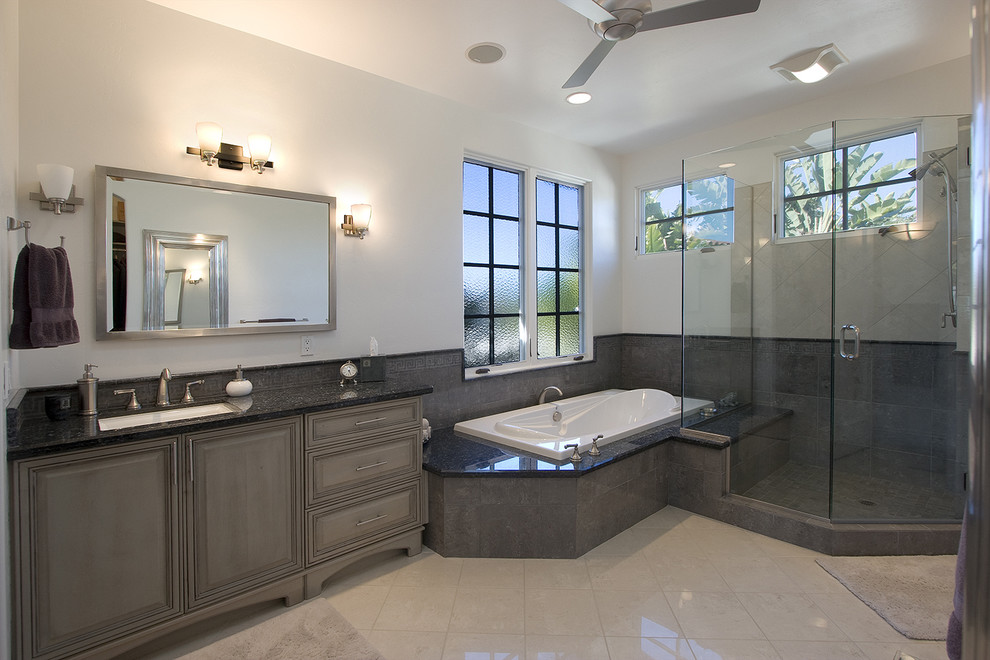 На фото: ванная комната в современном стиле с врезной раковиной и серыми фасадами с