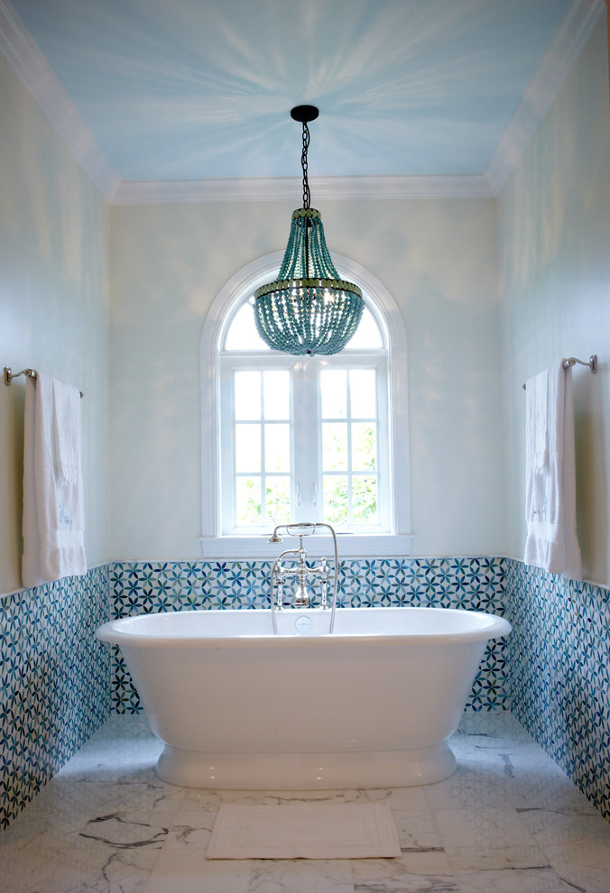 Idéer för medelhavsstil badrum, med ett fristående badkar och flerfärgad kakel