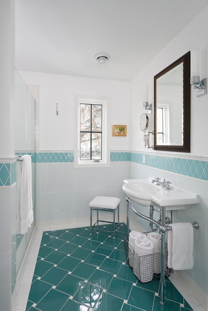 Kleines Klassisches Badezimmer En Suite mit Waschtischkonsole, blauen Fliesen, Porzellanfliesen, weißer Wandfarbe, Keramikboden und türkisem Boden in Minneapolis