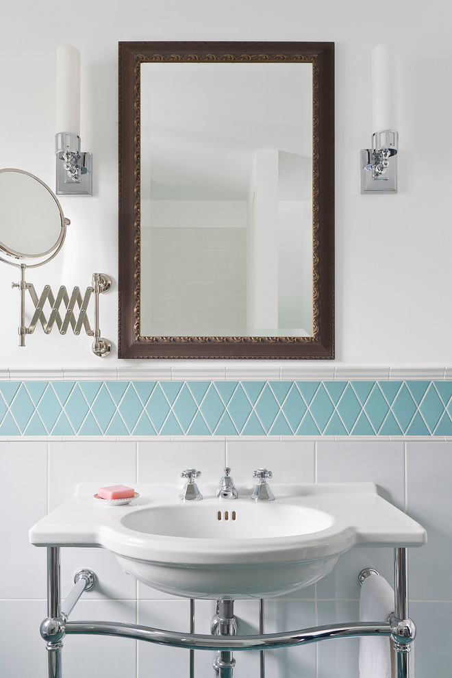 Пример оригинального дизайна: маленькая главная ванная комната в классическом стиле с консольной раковиной, двойным душем, синей плиткой, керамогранитной плиткой, белыми стенами и полом из керамической плитки для на участке и в саду