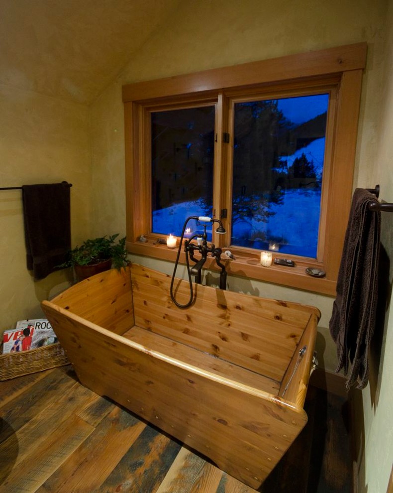 Example of a mid-sized mountain style master medium tone wood floor japanese bathtub design in Other with beige walls