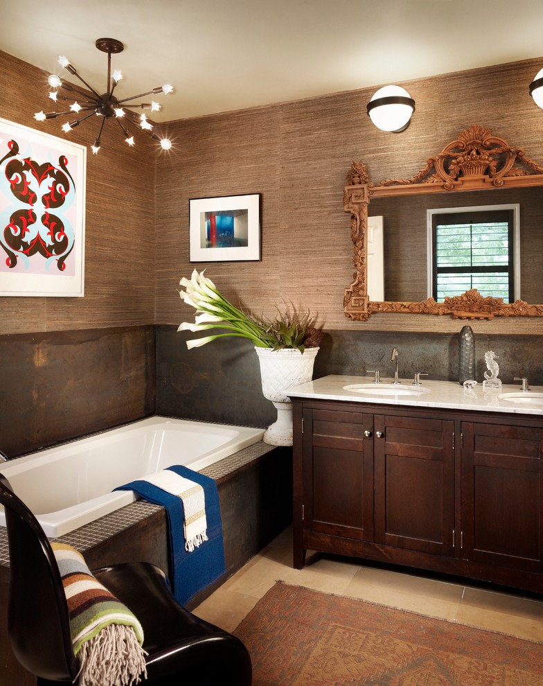 Modern inredning av ett beige beige badrum, med skåp i mörkt trä, ett platsbyggt badkar och bruna väggar