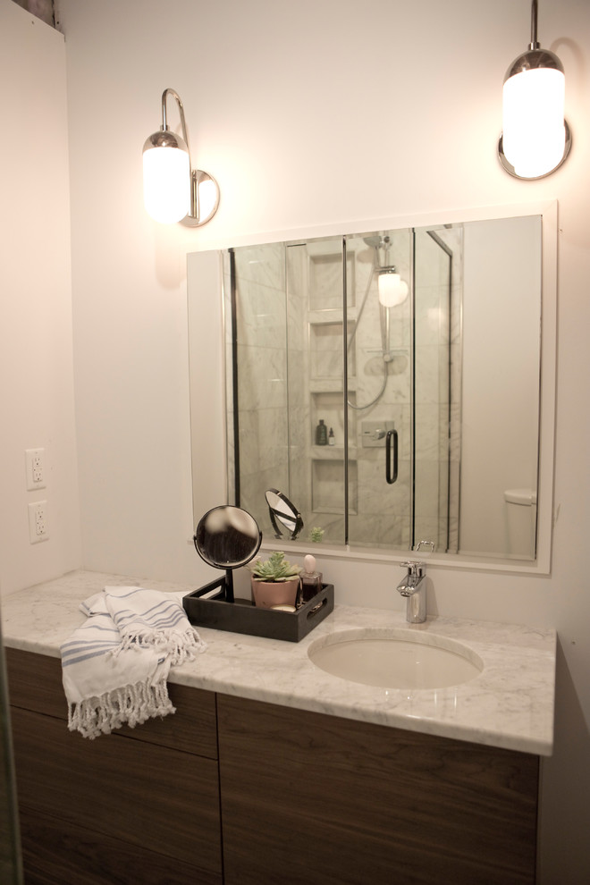 Bild på ett litet vintage vit vitt en-suite badrum, med släta luckor, skåp i mellenmörkt trä, en hörndusch, en toalettstol med hel cisternkåpa, vit kakel, keramikplattor, vita väggar, mosaikgolv, ett undermonterad handfat, marmorbänkskiva, grått golv och dusch med gångjärnsdörr
