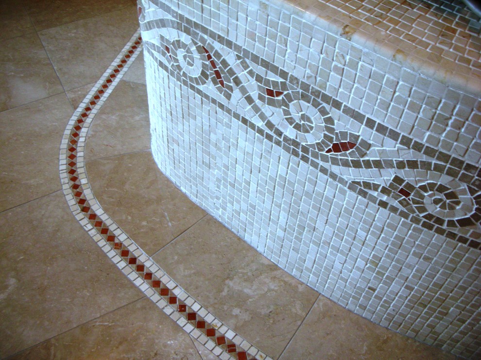 オレンジカウンティにある地中海スタイルのおしゃれな浴室 (モザイクタイル) の写真