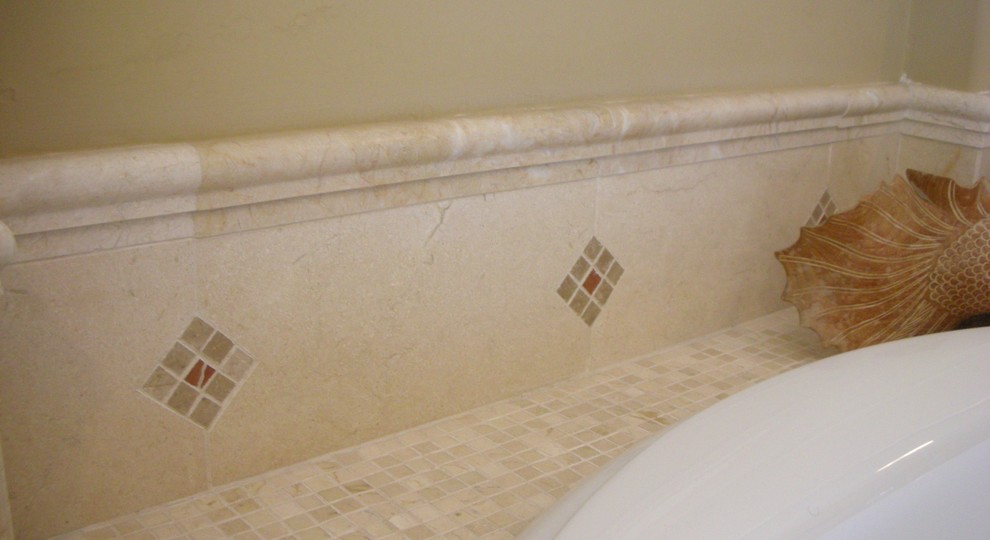 Foto på ett medelhavsstil badrum, med mosaik