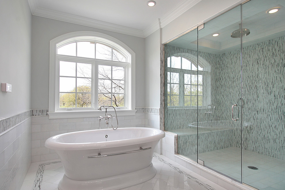 Exemple d'une grande salle de bain principale chic avec une baignoire indépendante, un carrelage blanc, mosaïque, un mur gris et un sol en marbre.