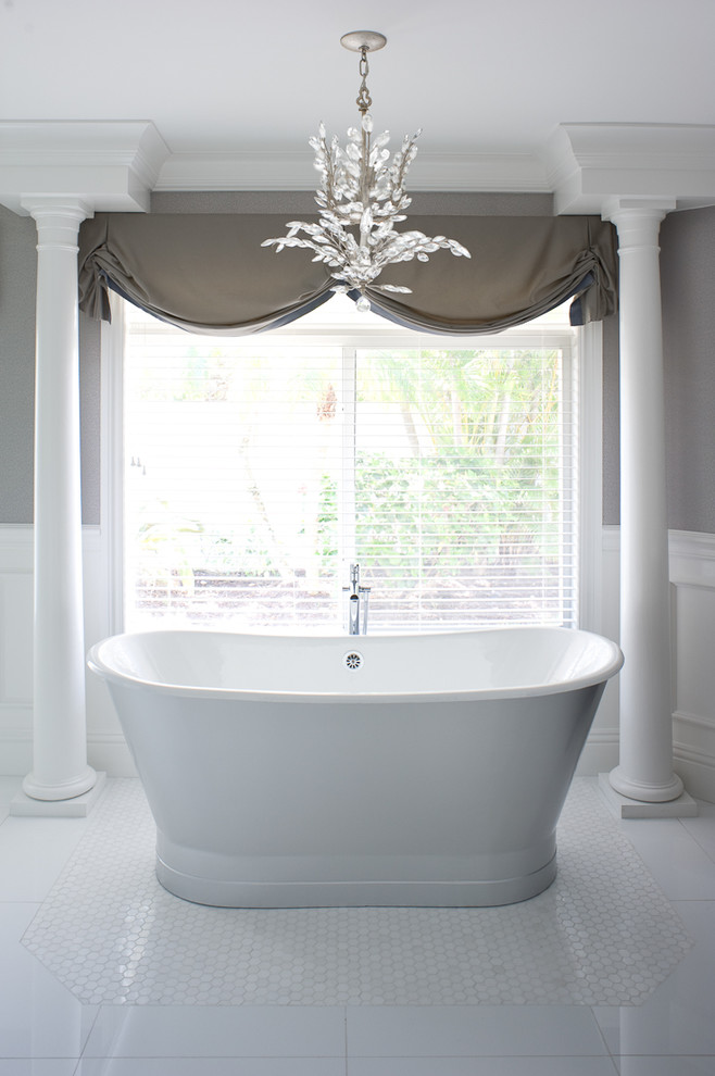 Пример оригинального дизайна: ванная комната в стиле неоклассика (современная классика) с отдельно стоящей ванной, серыми стенами и полом из мозаичной плитки