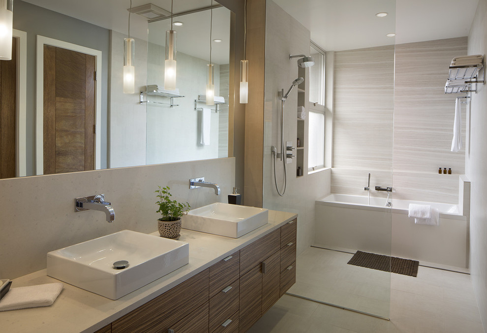 Modernes Badezimmer mit Aufsatzwaschbecken, flächenbündigen Schrankfronten, hellbraunen Holzschränken, Badewanne in Nische, grauen Fliesen und bodengleicher Dusche in San Francisco