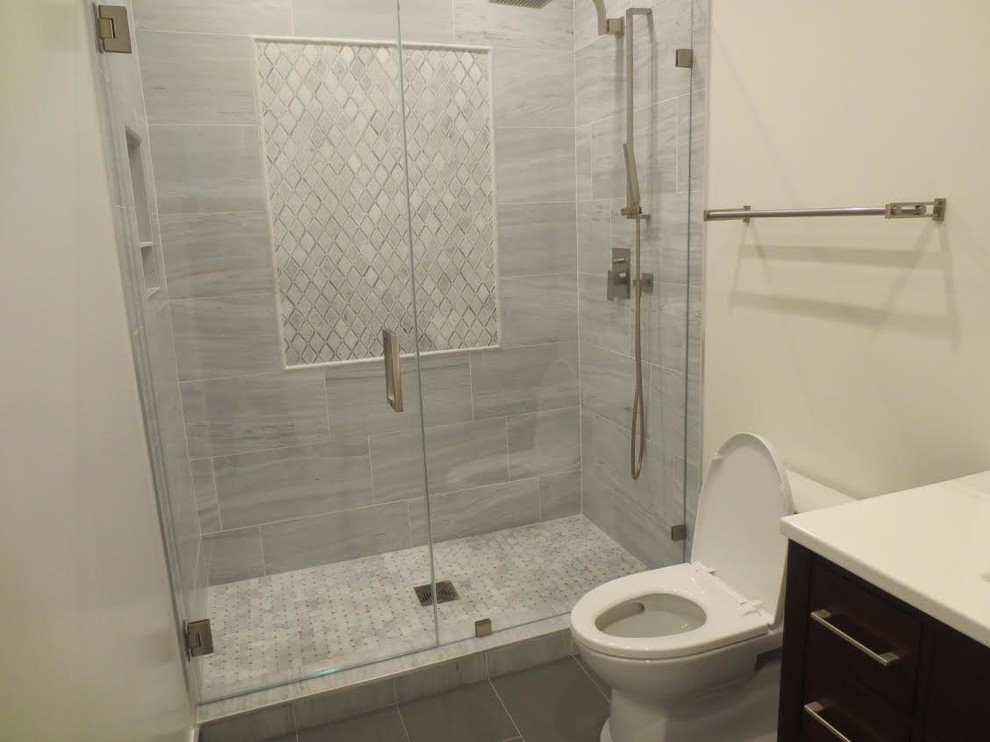 Idées déco pour une salle de bain classique en bois clair de taille moyenne avec un placard à porte plane, un mur blanc, un lavabo intégré, WC à poser, des carreaux de céramique, un sol en ardoise, un sol gris et aucune cabine.