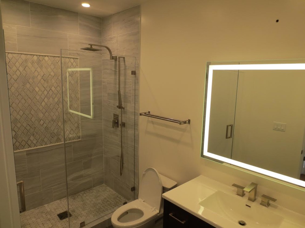 Mittelgroßes Klassisches Duschbad mit flächenbündigen Schrankfronten, hellen Holzschränken, Duschnische, weißer Wandfarbe, integriertem Waschbecken, offener Dusche, Toilette mit Aufsatzspülkasten und Keramikfliesen in San Francisco