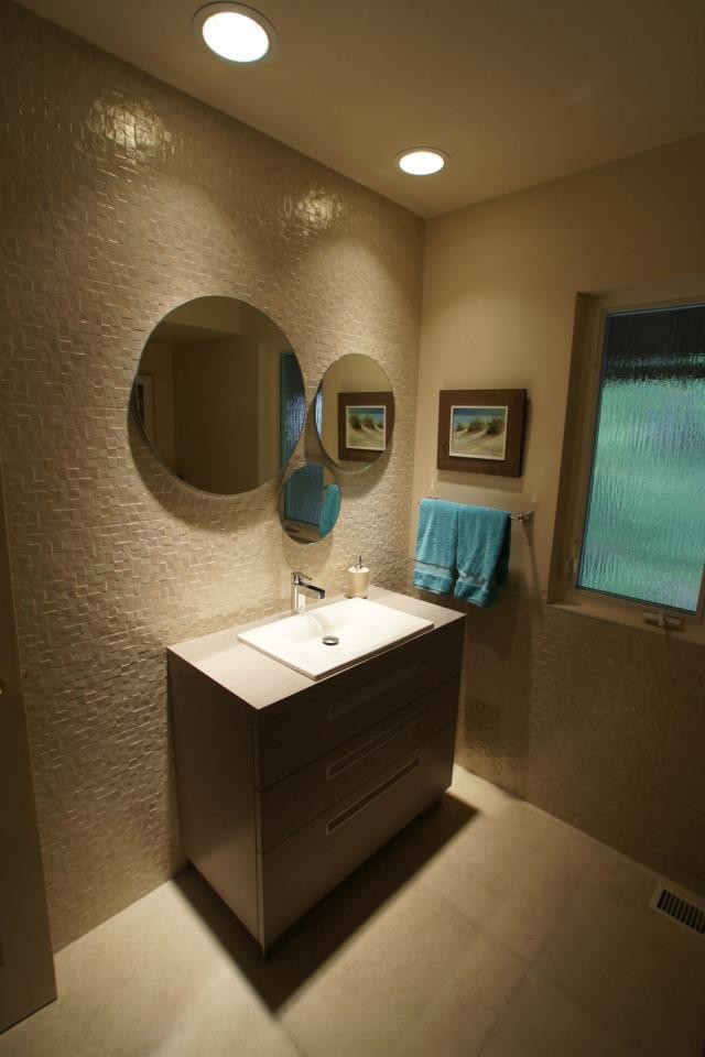 Idee per una stanza da bagno con doccia contemporanea di medie dimensioni con ante lisce, ante in legno bruno, pareti beige, pavimento con piastrelle in ceramica, lavabo da incasso, top in quarzo composito e pavimento beige