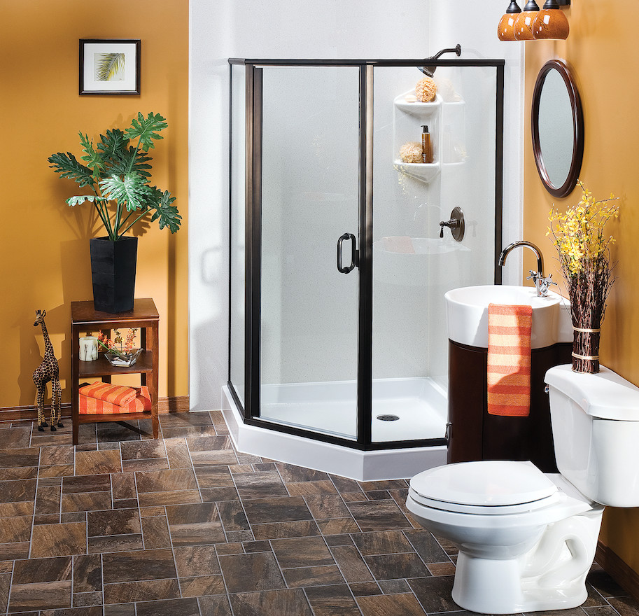 На фото: ванная комната среднего размера в современном стиле с фасадами островного типа, коричневыми фасадами, угловым душем, раздельным унитазом, оранжевыми стенами, полом из керамогранита, душевой кабиной, монолитной раковиной, коричневым полом и душем с распашными дверями