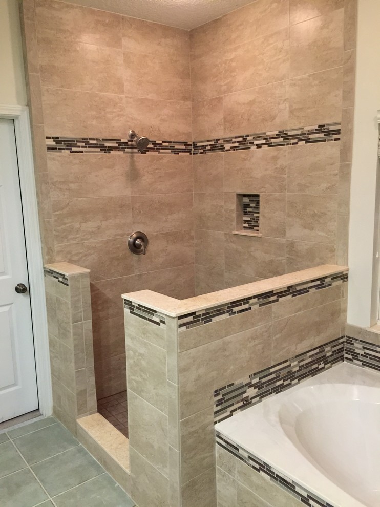 Esempio di un'ampia stanza da bagno padronale chic con vasca idromassaggio, doccia aperta, piastrelle verdi, piastrelle in ceramica e pavimento con piastrelle in ceramica