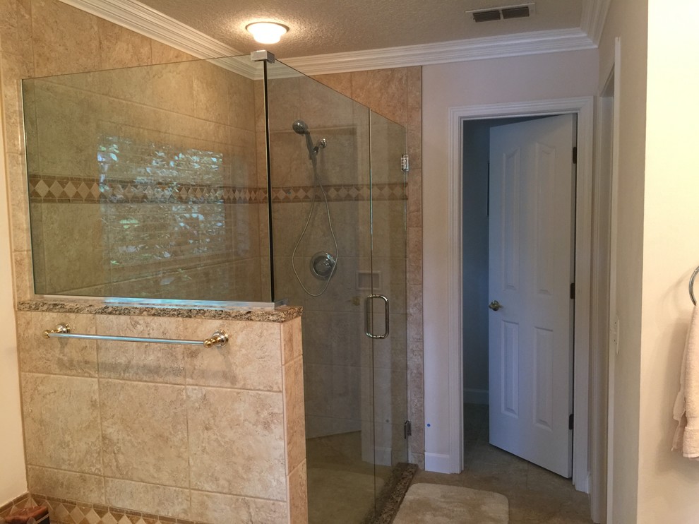 ジャクソンビルにある高級な中くらいなトランジショナルスタイルのおしゃれなマスターバスルーム (ベージュのタイル、セラミックタイル、ピンクの壁、珪岩の洗面台) の写真