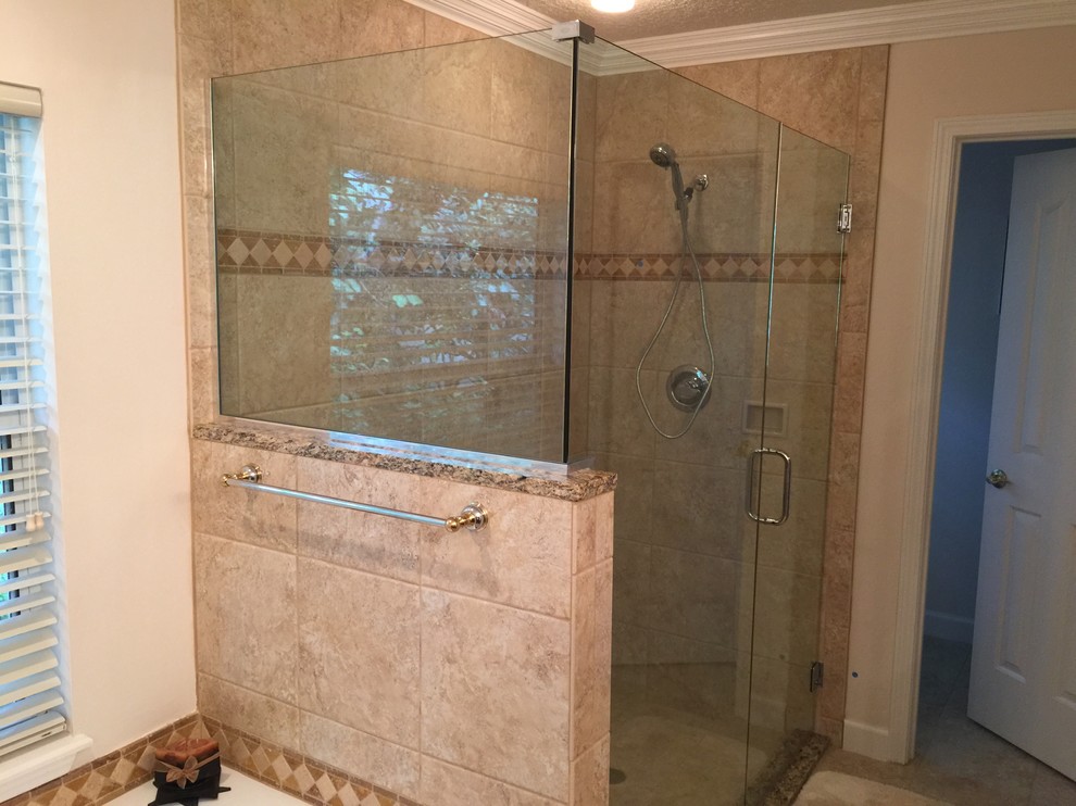 Inspiration för ett mellanstort vintage en-suite badrum, med en öppen dusch, beige kakel, cementkakel, rosa väggar, klinkergolv i keramik och bänkskiva i kvartsit