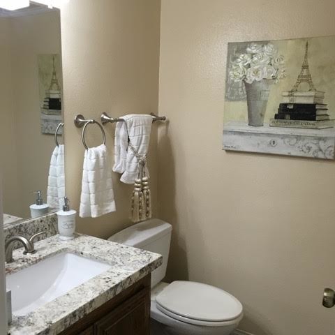 サンディエゴにあるトラディショナルスタイルのおしゃれな浴室 (濃色木目調キャビネット、アンダーカウンター洗面器、御影石の洗面台) の写真