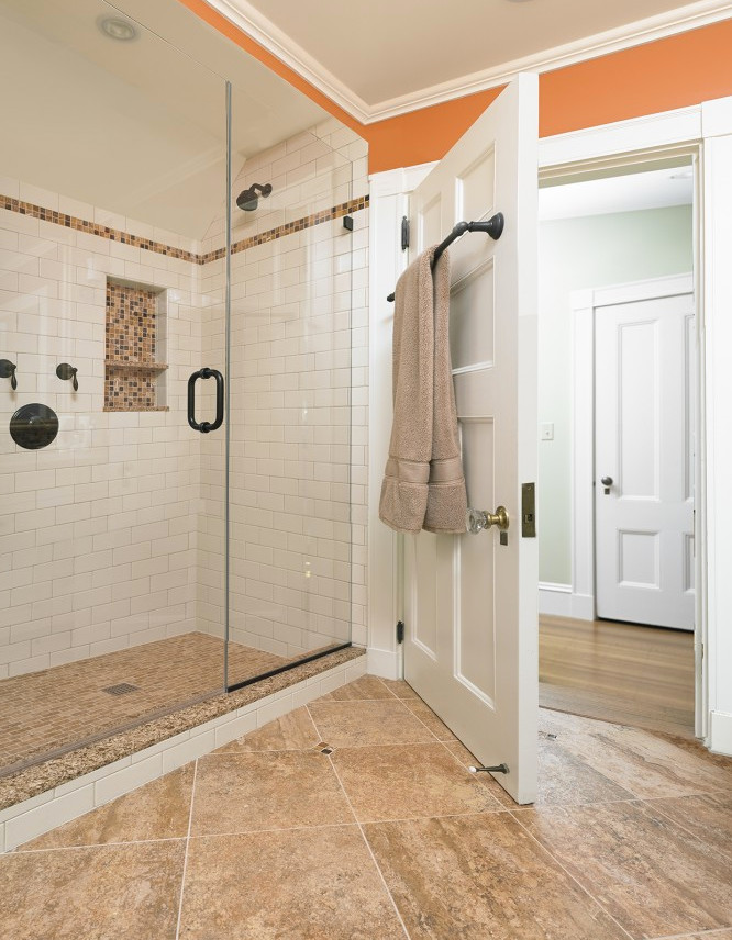 На фото: большая ванная комната в современном стиле с душем в нише, белой плиткой, плиткой кабанчик, оранжевыми стенами и полом из керамогранита