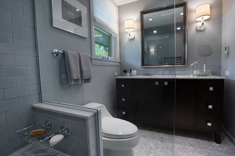 Idée de décoration pour une petite salle de bain minimaliste avec un placard à porte plane, des portes de placard noires, WC à poser, un carrelage gris, un carrelage bleu, un mur gris, un lavabo posé, un carrelage métro, un sol en carrelage de terre cuite, un plan de toilette en marbre, un sol gris et une cabine de douche à porte battante.
