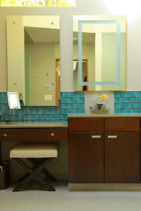 На фото: главная ванная комната среднего размера в стиле ретро с накладной раковиной, плоскими фасадами, темными деревянными фасадами, столешницей из искусственного камня, душем в нише, унитазом-моноблоком, синей плиткой и коричневыми стенами с