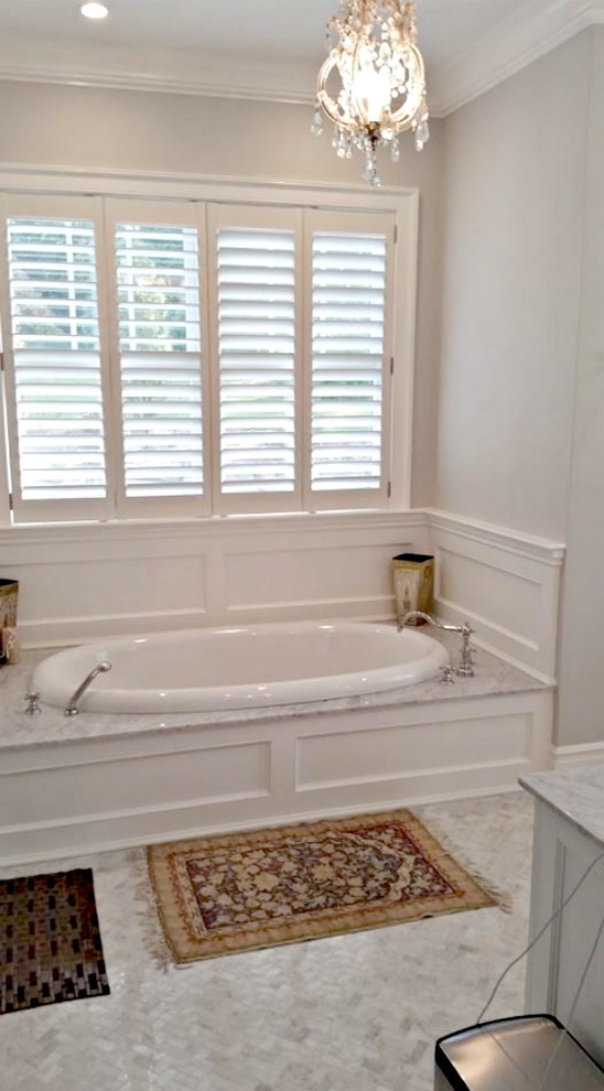 Idéer för ett mellanstort klassiskt en-suite badrum, med ett platsbyggt badkar, grå väggar, marmorgolv och grått golv