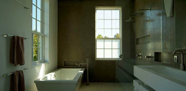 Mittelgroßes Duschbad mit Wandwaschbecken, freistehender Badewanne, offener Dusche, weißer Wandfarbe und Kalkstein in Portland Maine