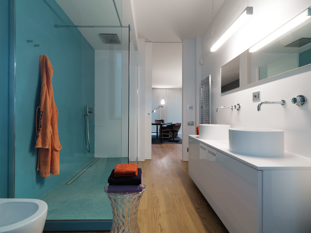 Пример оригинального дизайна: ванная комната среднего размера в современном стиле с плоскими фасадами, белыми фасадами, разноцветными стенами, паркетным полом среднего тона и душевой кабиной