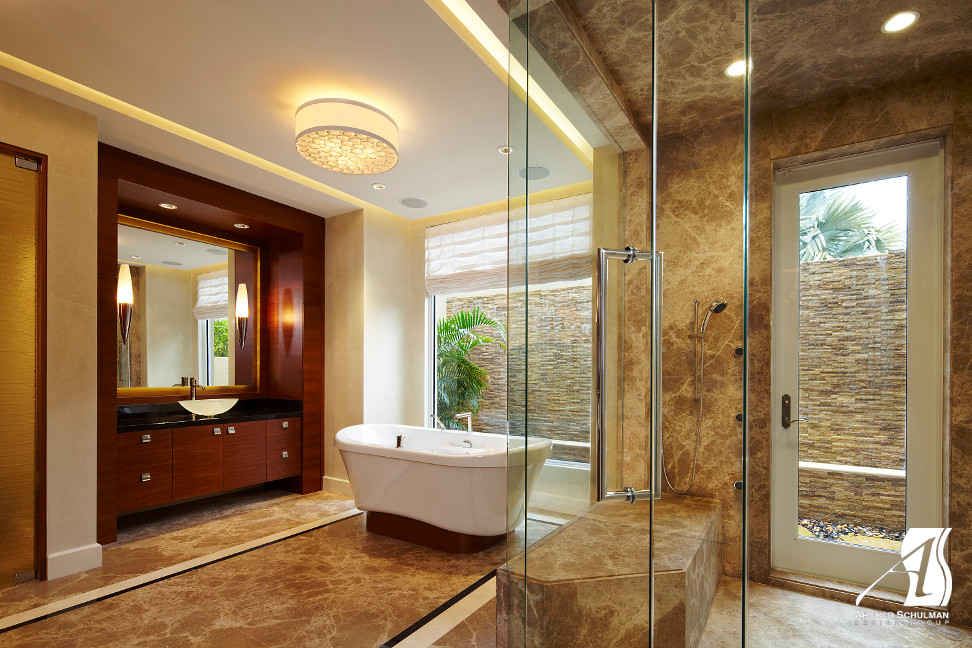Großes Modernes Badezimmer En Suite mit freistehender Badewanne, flächenbündigen Schrankfronten, dunklen Holzschränken, Eckdusche, brauner Wandfarbe, Marmorboden, Aufsatzwaschbecken, braunem Boden und Falttür-Duschabtrennung in Miami